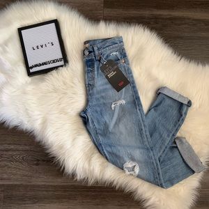 NWT Levi's Wedgie Straight Light Wash Jeans